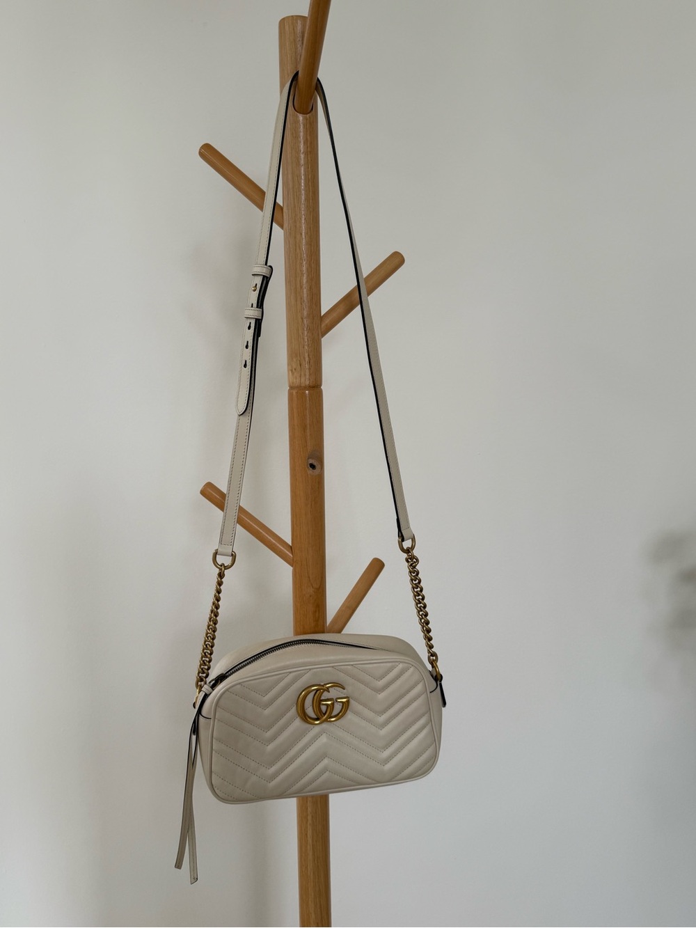 Gucci GG Marmont chevron quilted leather camera bag with gold-tone hardware - Picture 2 of 13